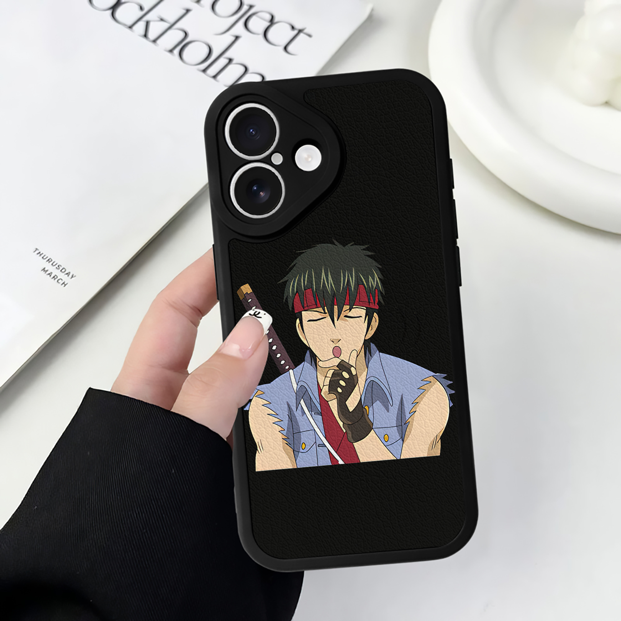 （画像用） ぎんたま 坂田銀時（さかたぎんとき） 神楽 志村新八（しむら しんぱち） GINTAMA Sakata Gintoki Kagura Shimura Shinpachi 【iPhone 16シリーズ対応】シリコンスマホケース（レザー調） 材質：シリコン